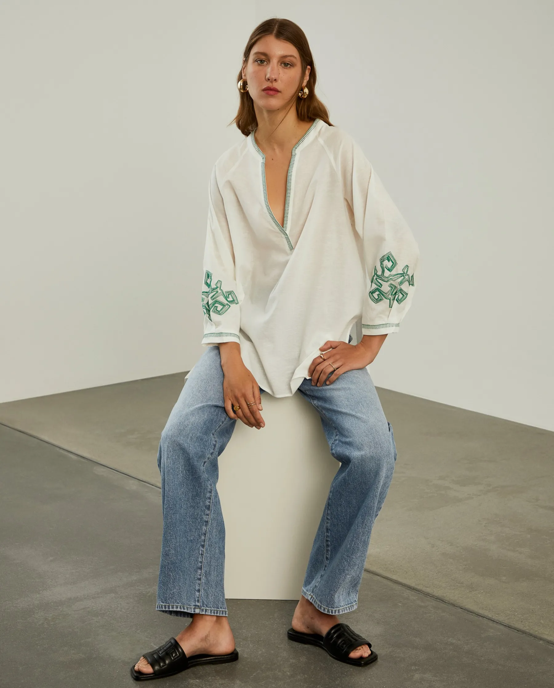 MULHER LION OF PORCHES Blusas^Blusa decote em V com bordado