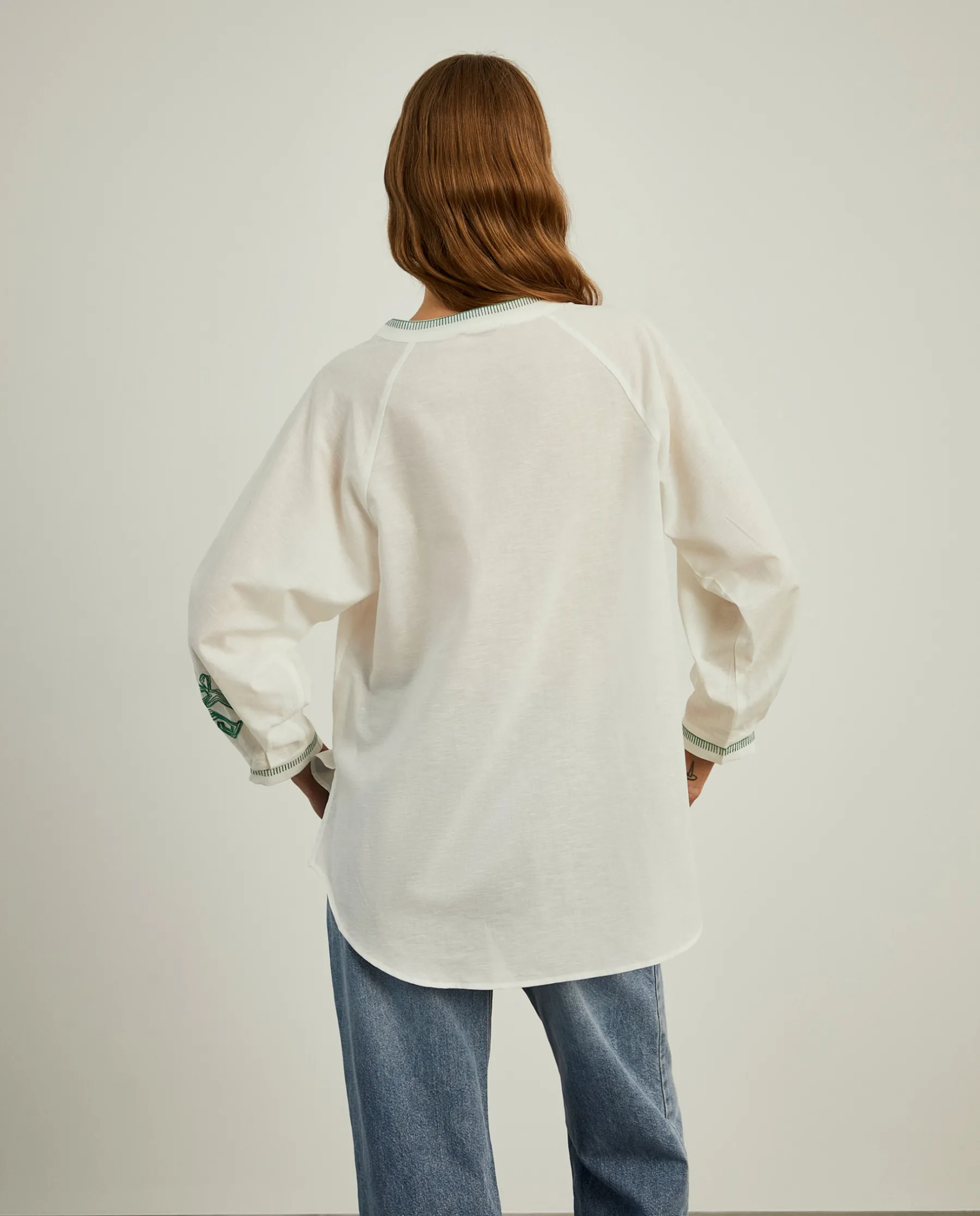 MULHER LION OF PORCHES Blusas^Blusa decote em V com bordado