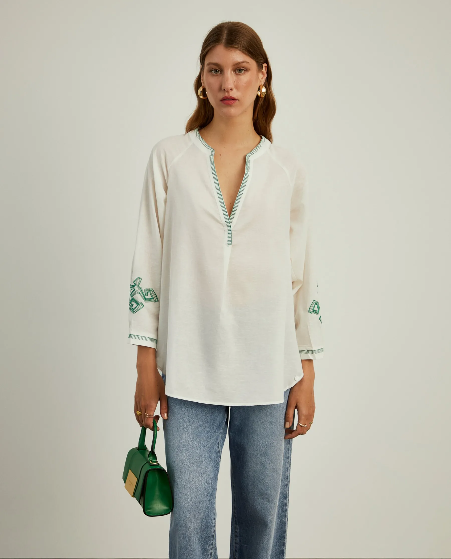 MULHER LION OF PORCHES Blusas^Blusa decote em V com bordado
