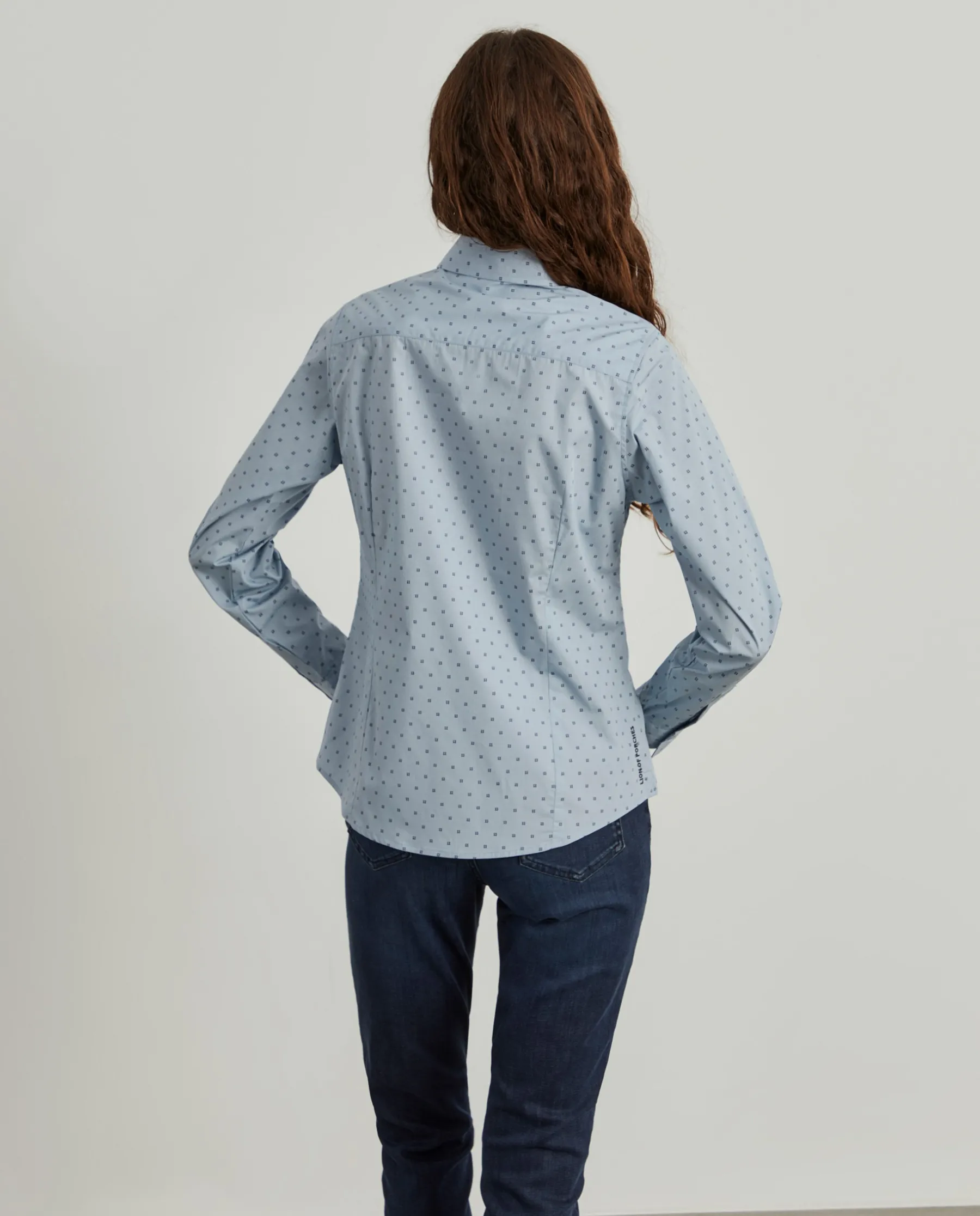 MULHER LION OF PORCHES Camisas^Camisa clássica micro padrão leões