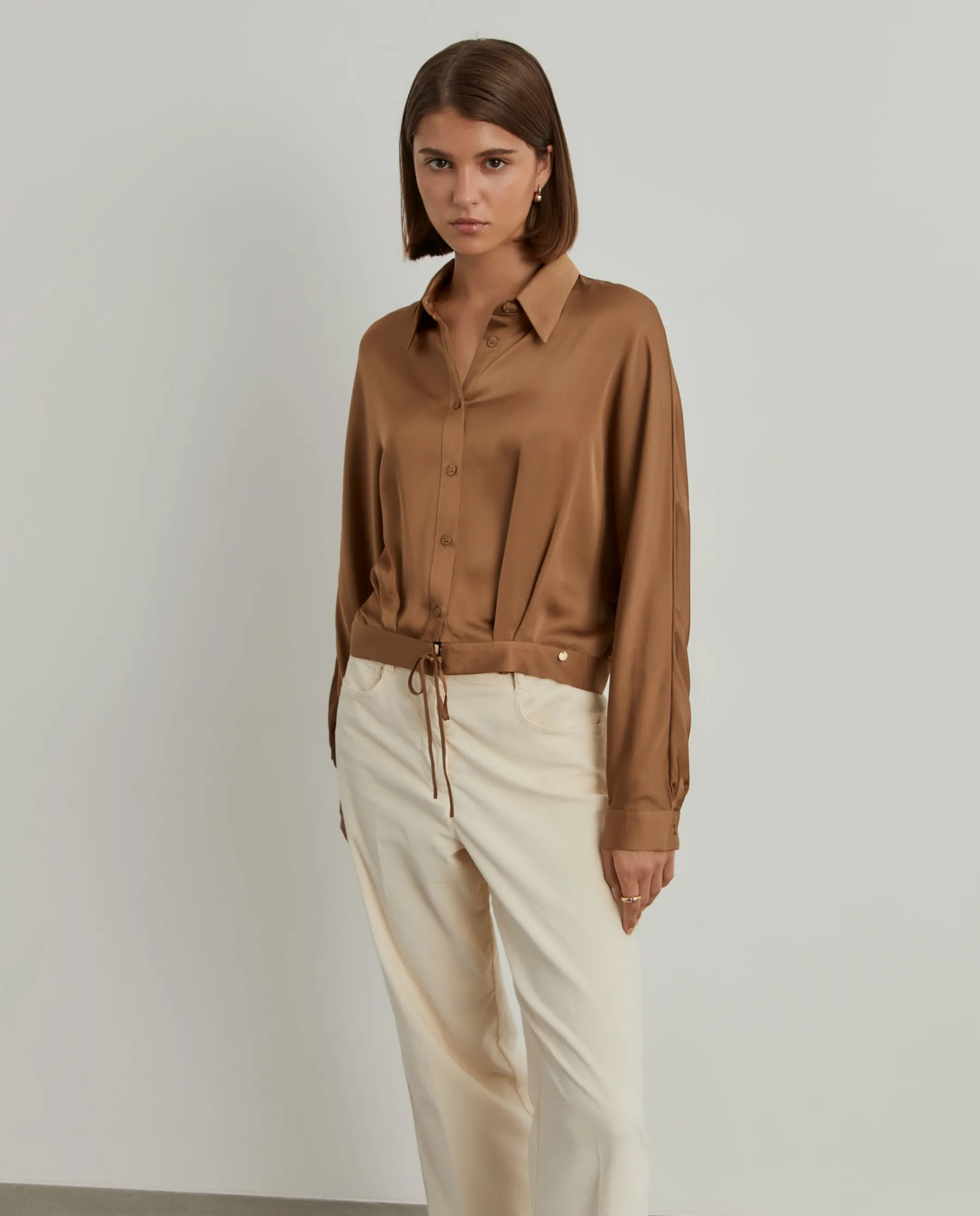 MULHER LION OF PORCHES Camisas^Camisa fluida acetinada