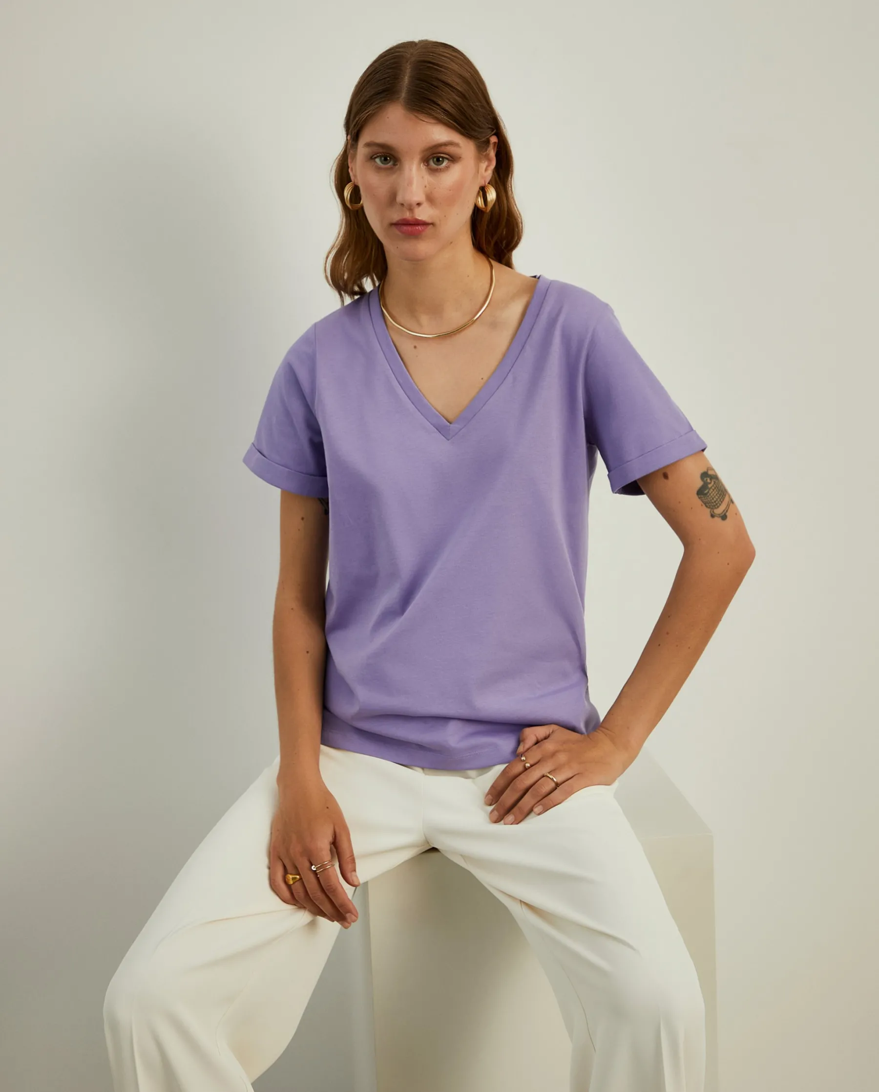 MULHER LION OF PORCHES T-Shirts^T-shirt de algodão decote em V