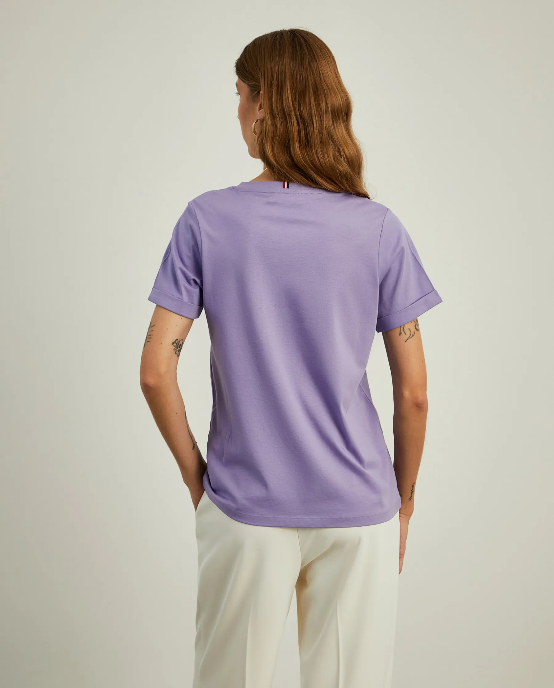 MULHER LION OF PORCHES T-Shirts^T-shirt de algodão decote em V