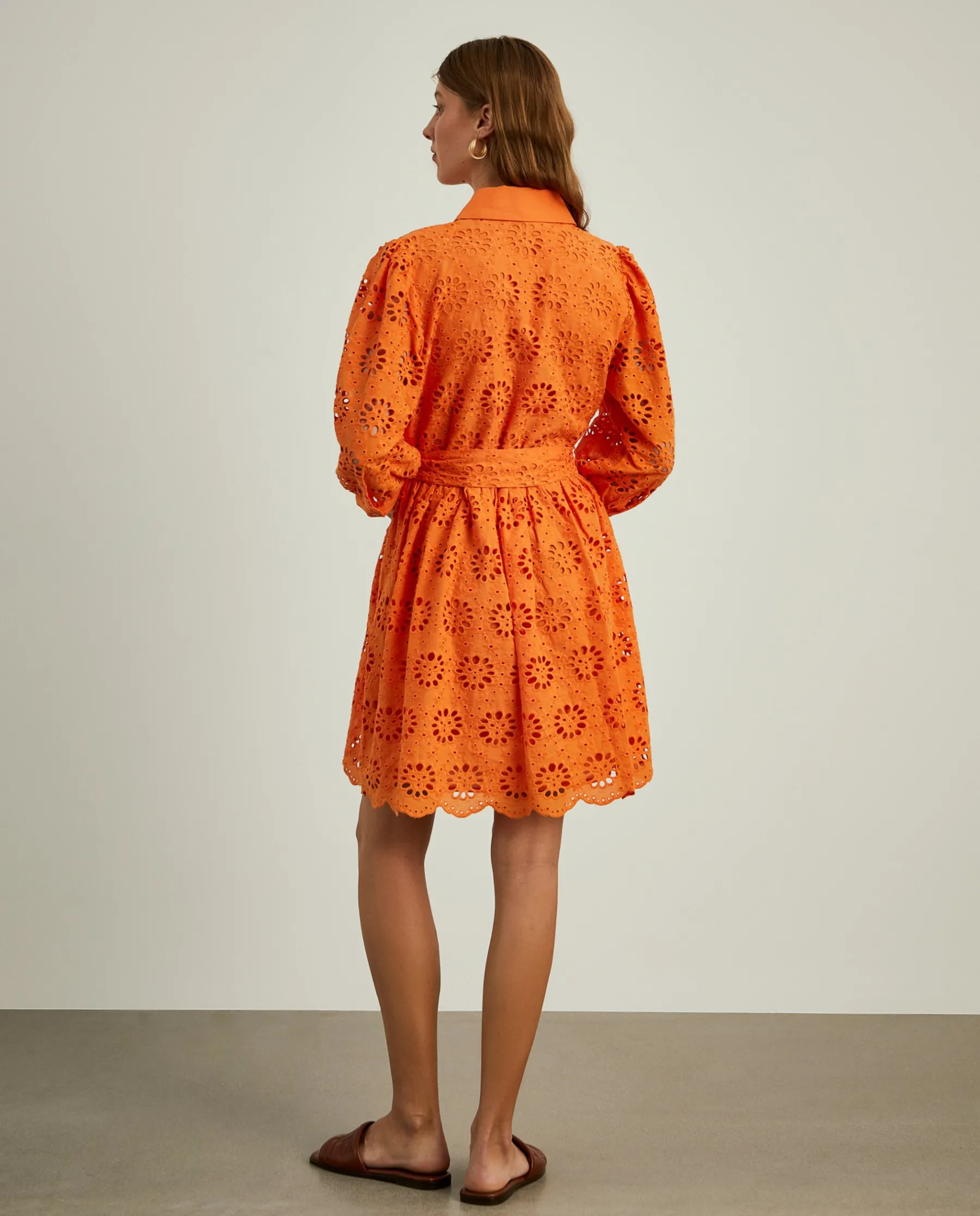 MULHER LION OF PORCHES Vestidos / Macacões^Vestido curto em bordado inglês e mangas abalonadas