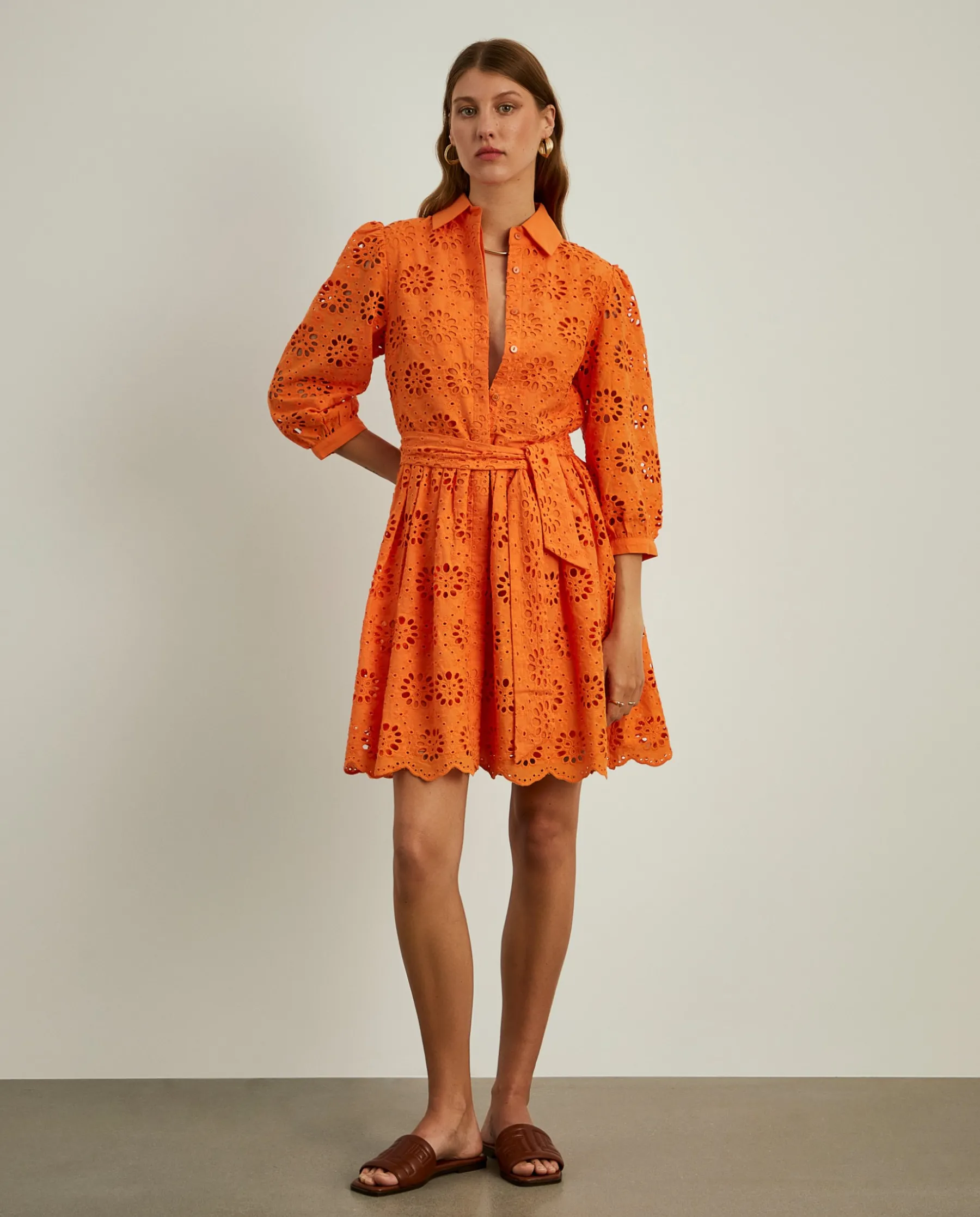 MULHER LION OF PORCHES Vestidos / Macacões^Vestido curto em bordado inglês e mangas abalonadas